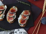 Rețetă Tartine cu smochine, brânză proaspătă de capră, miere și rozmarin