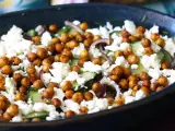 Rețetă Salată de castraveți, năut prăjit, avocado și feta