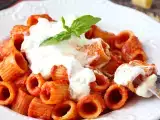 Rețetă Paste cu stracciatella și roșii cremoase: prim fel de mâncare gata în 10 minute