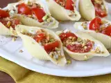 Rețetă Conchiglioni umpluți, serviți reci, cu stracciatella, fistic, roșii cherry și lămâie