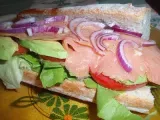 Rețetă Sandwich cu somon afumat, avocado si rosii