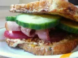 Rețetă Sandwich cu friganele si branza prajita