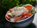 Rețetă Salata de rosii si castraveti cu sos de iaurt