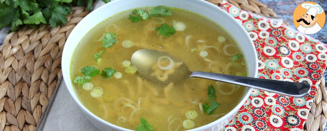 Supă asiatică de pui super aromată și reconfortantă