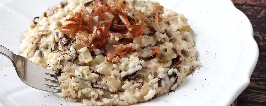 Risotto cremos și gustos cu radicchio, bacon și cremă de brânză