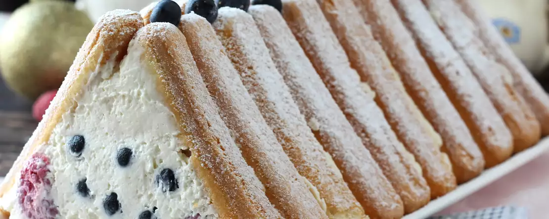 Nu ai nevoie de o formă pentru a face acest buștean cu fructe roșii!