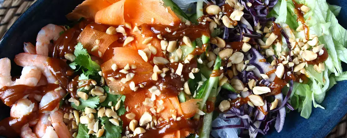 Salată colorată cu vermicelli de orez, creveți și sos picant de arahide