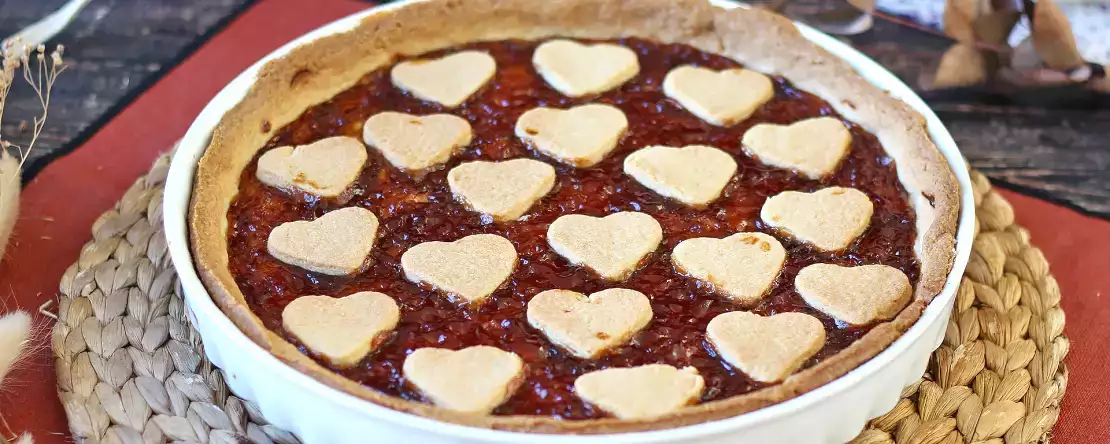 Tartă cu gem de căpșuni: rețetă clasică de aluat brisée - decor inimă