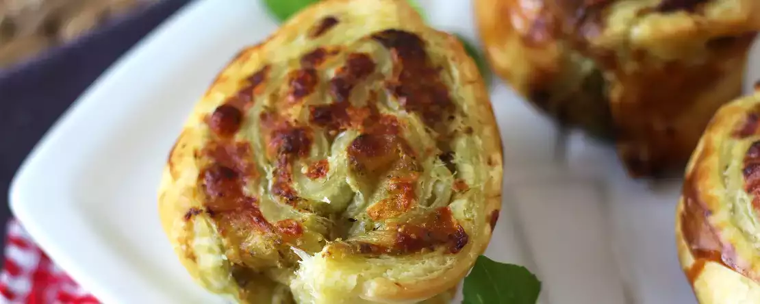 Mozzarella și pesto in foitaj la air fryer, gata în 15 minute!