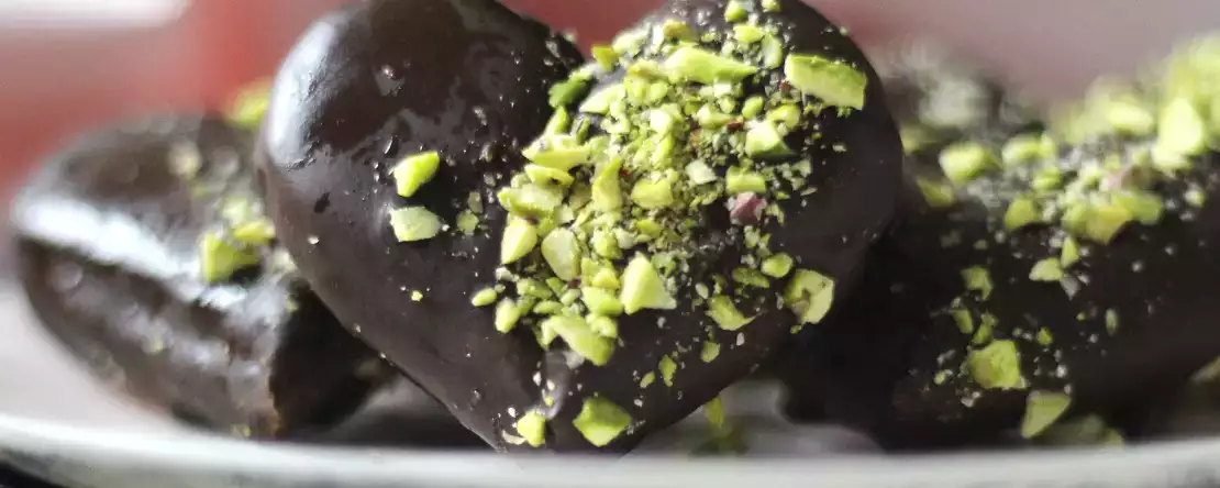 Inimi din pișcoturi cu acoperire de ciocolată și fistic