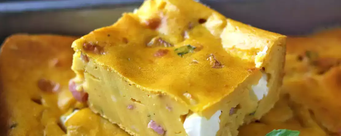 Brownie savuroasă cu sunca, feta și supă de dovleac