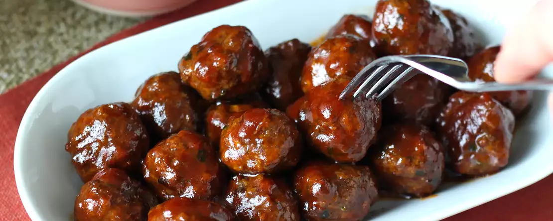 Chifteluțe în friteuza cu aer cu sos de grătar dulce și acru: rețetă ușoară și gustoasă