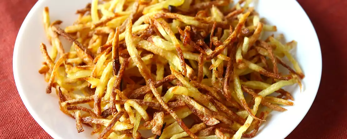 Cartofi prăjiți la air fryer atât de crocanți încât nu-ți va veni să crezi că sunt făcuți în casă