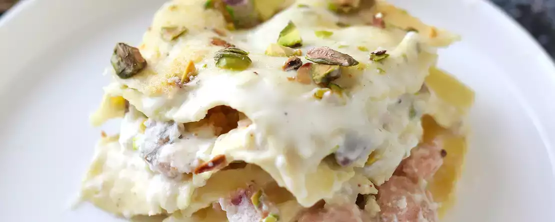 Lasagna de somon cu burrata și fistic cremos și crocant