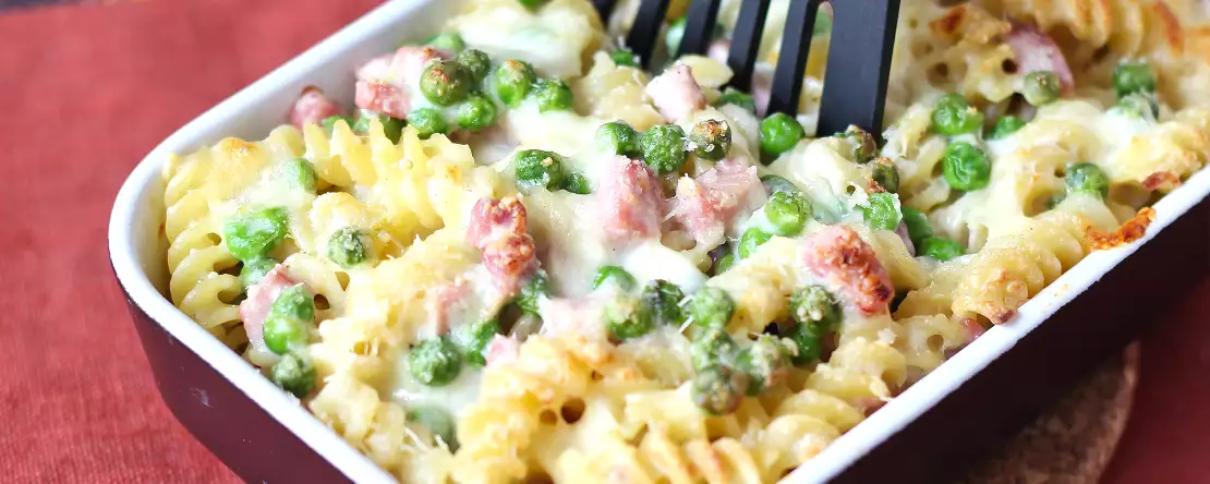 Paste cremoase la cuptor cu mazăre și șuncă gratinată