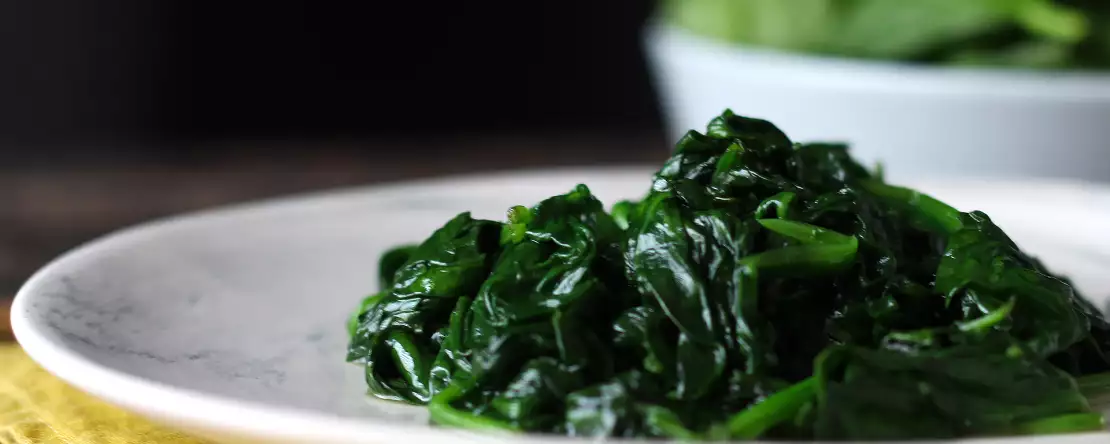 Spanac prăjit la tigaie, o garnitură gustoasă și ușoară