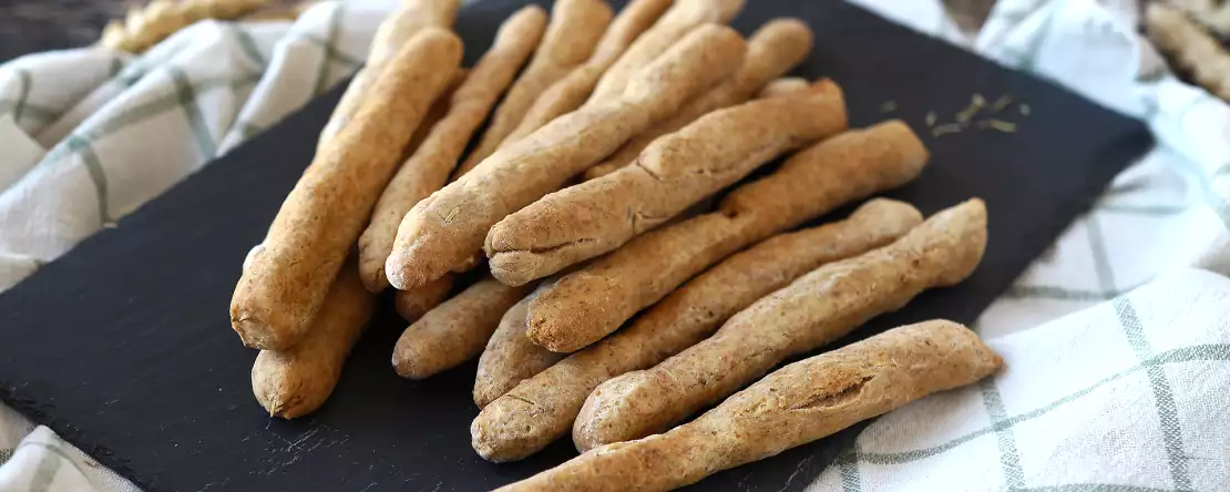 Grisine de casă cu plante aromatice: ușor de făcut și super crocante!