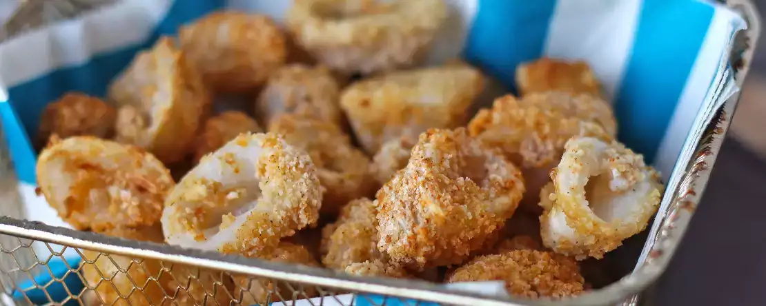 Inele de calmar în friteuza cu aer cald