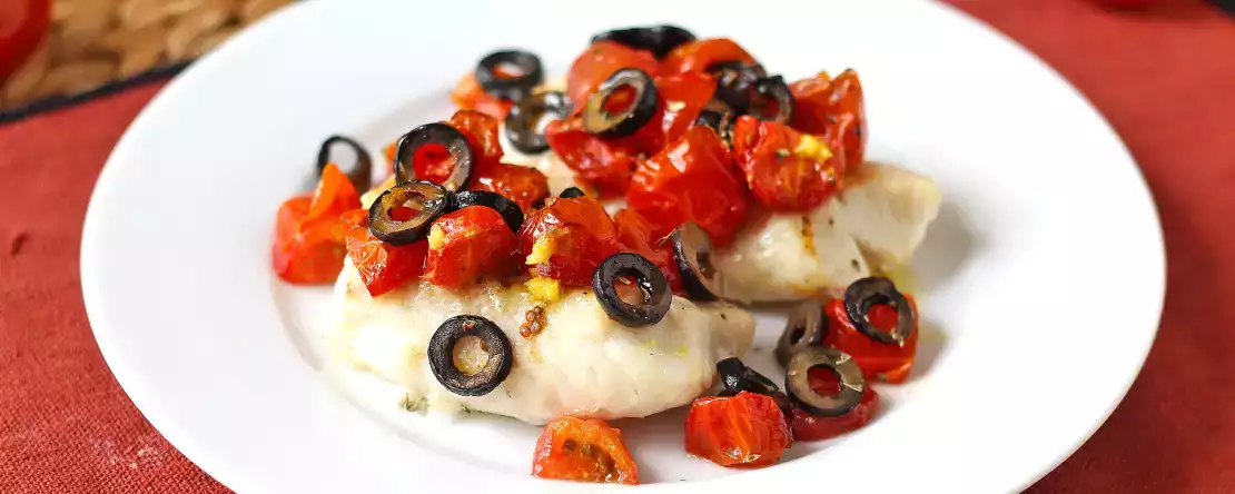 Cod prăjit la air fyrer cu roșii cherry, măsline și lămâie: rețetă ușoară și rapidă