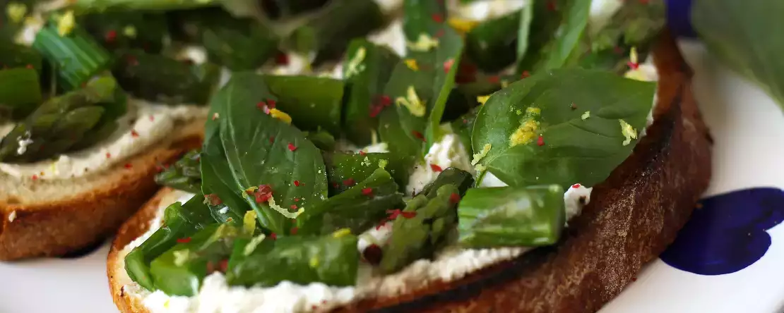 Tartine cu sparanghel, lămâie și ricotta cu busuioc