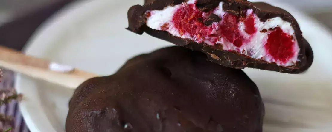 Înghețată cu skyr, zmeură și ciocolată. gustarea sănătoasă pentru zilele însorite!