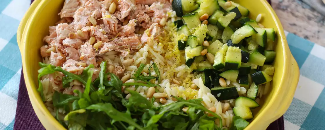 Salată de paste orzo cu somon și dovlecel