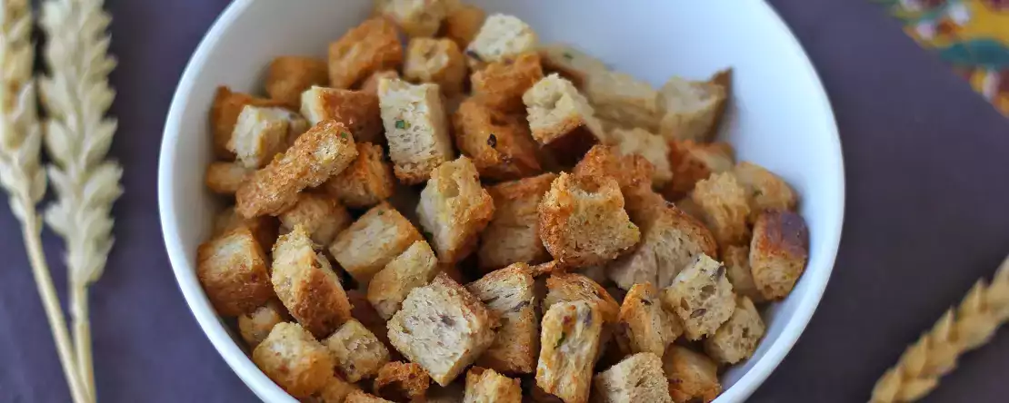 Crutoane crocante cu ierburi în air fryer (rapid și ușor)