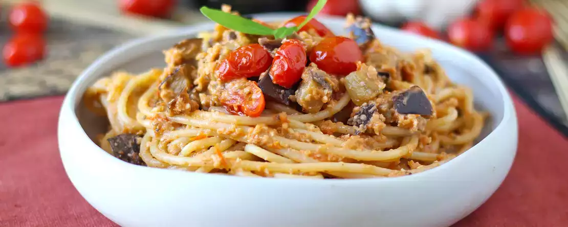 Paste cu sos de vinete și roșii cherry: rețetă simplă și gustoasă