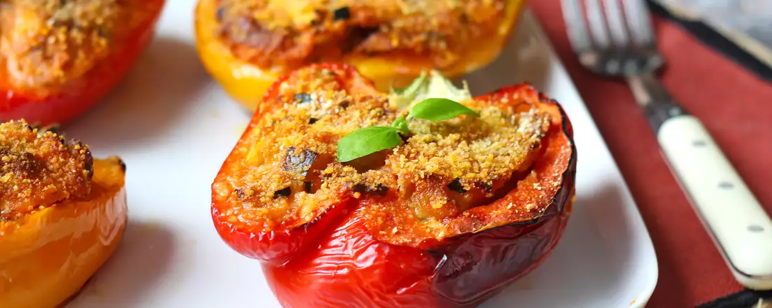 Ardei umpluți vegetarieni la cuptor: rețeta ușoară și gustoasă cu legume și brânză mozzarella