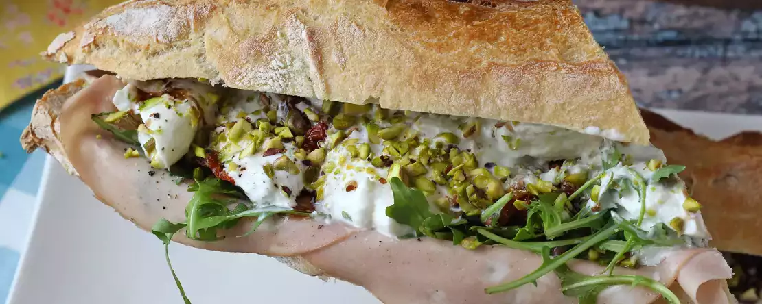 Sandwich italian gourmet cu mortadella și brânză burrata