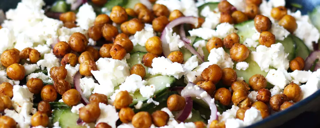 Salată de castraveți, năut prăjit, avocado și feta