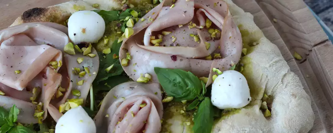 Pinsa cu pesto și mortadella, gata în 10 minute!