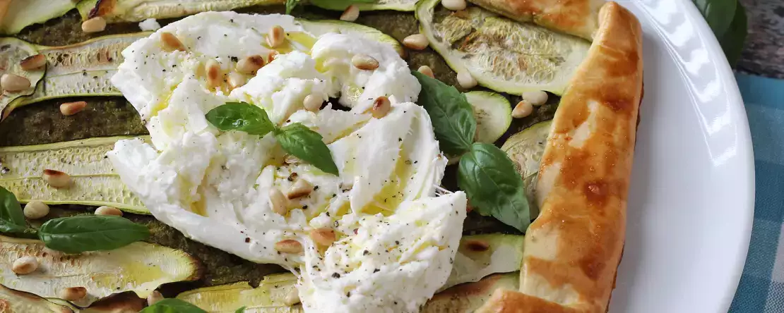 Tartă cu pesto și dovlecei: o rețetă ușoară cu parfum de vară!