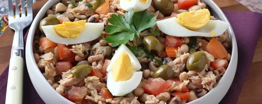 Salată de porumb cu ton, ouă și măsline: preparat clasic portughez!