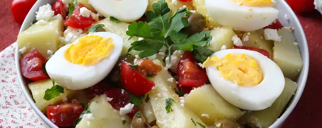 Salată de cartofi cu brânză feta, ouă și roșii cherry