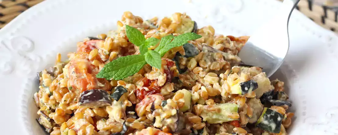 Salată cremoasă de spelt cu dovlecei, vinete și roșii cherry