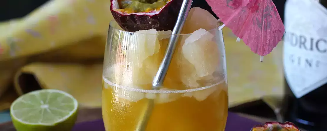 Cocktail cu granita de gin și fructul pasiunii, băutura răcoritoare a verii!