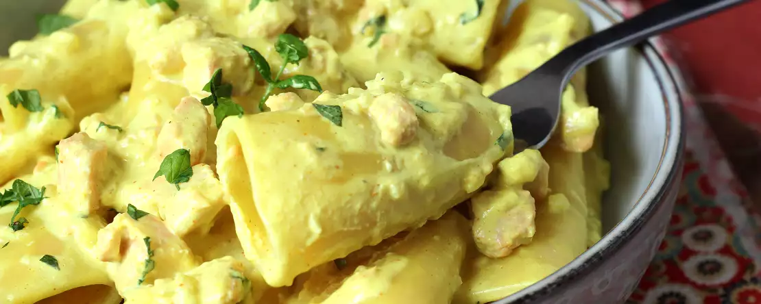 Paccheri cremoși cu somon, mentă și șofran
