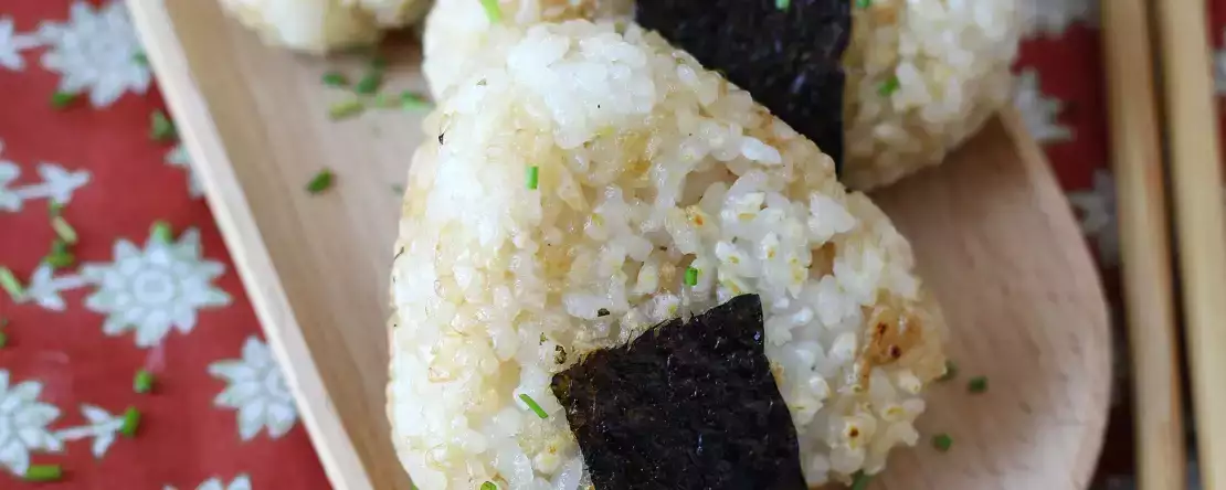 Onigiri prăjite, umplute cu brânză topită: o să le devorați!