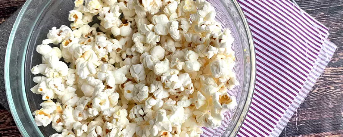 Cum se prepară popcornul la cuptorul cu microunde? (fără ulei)