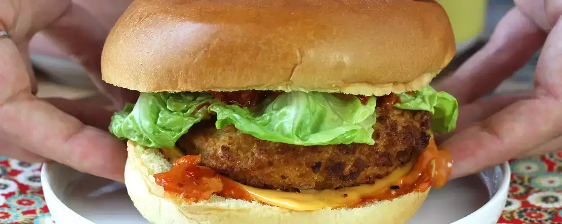 Burger cu pui pane în stil coreean: crocant, picant și extrem de apetisant