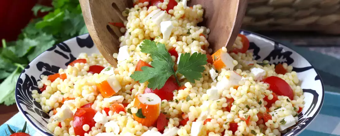 Salată de cușcuș perlat cu surimi: proaspătă, ușor de preparat și perfectă pentru vară