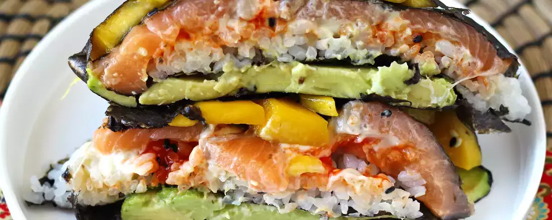 Sandviș de sushi cu somon, avocado și mango: proaspăt, original și extrem de delicios