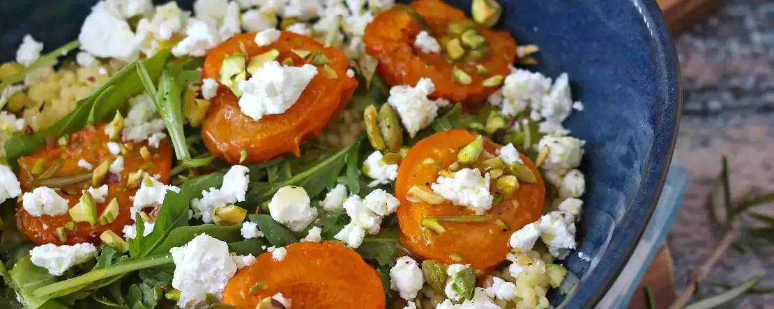 Salată de cușcuș perlat, caise coapte, brânză feta și rucola