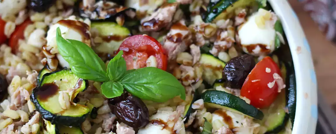 Salată de grâu cu ton și mozzarella: proaspătă, completă și perfectă pentru vară