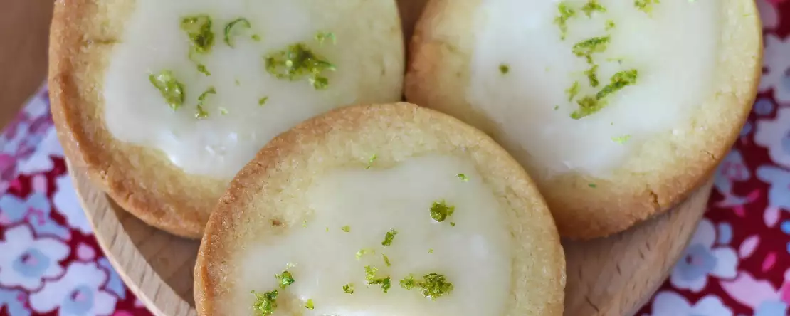 Biscuiți cu unt și lămâie verde, acoperiți cu glazură