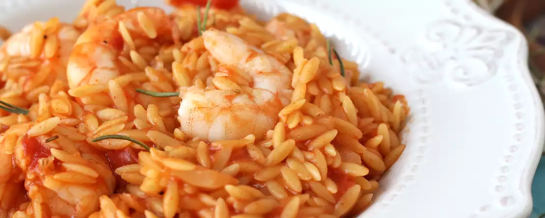 Paste orzo cu roșii și creveți, preparate ca un risotto