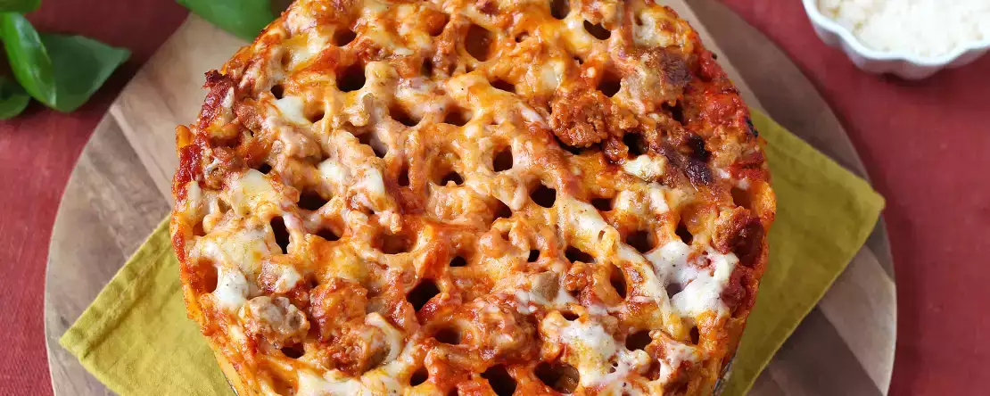 Timballo de rigatoni la cuptor cu cârnați, sos bechamel și mozzarella