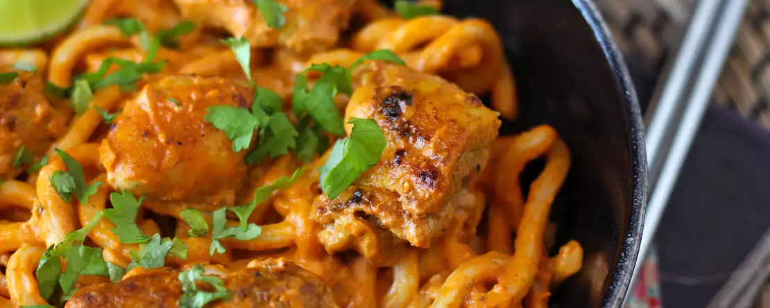 Tăiței udon cu pui și sos cremos de curry thailandez