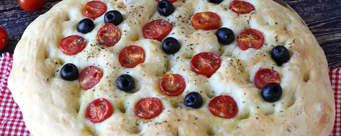 Focaccia groasă și pufoasă cu roșii cherry, măsline și oregano